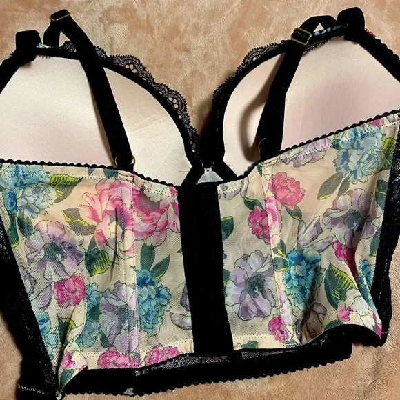 Victoria’s Secret sexy bustier36C - Picture 2 of 4